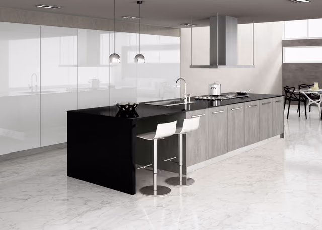 Cocina Syncron blanca con isla negra y campana de techo