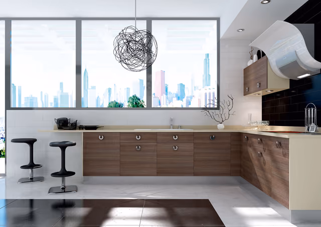 Cocina Syncron en L de madera con taburetes negros