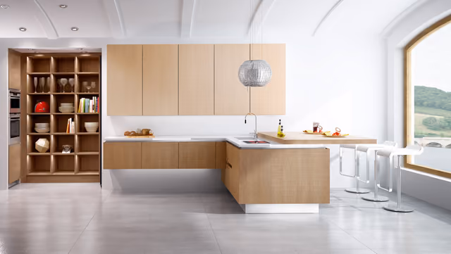 Cocina Syncron de madera clara con estantería abierta y península