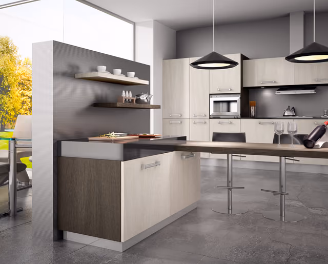 Cocina Syncron en madera y crema con barra y lámparas colgantes