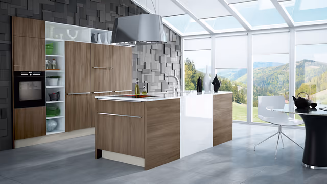 Cocina Syncron de madera con isla y columnas junto a un ventanal