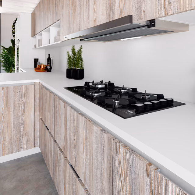 Detalle de la cocina en Caroline pine y Zenit blanco