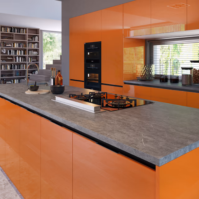 Detalle de la cocina Luxe Plus pumpkin con Porcelain silver